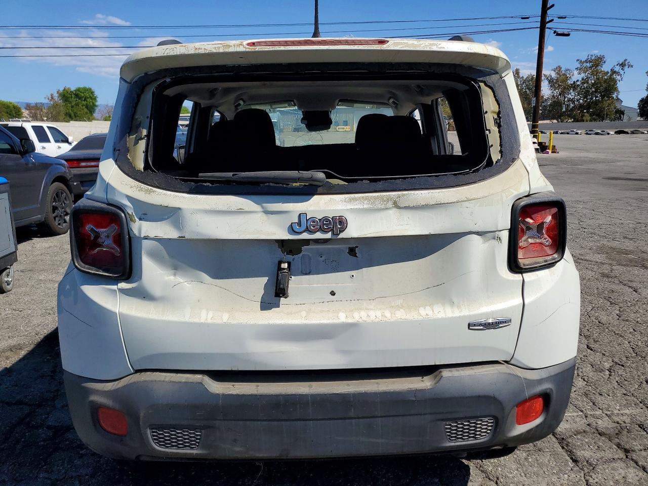 2015 Jeep Renegade Latitude - Image 6