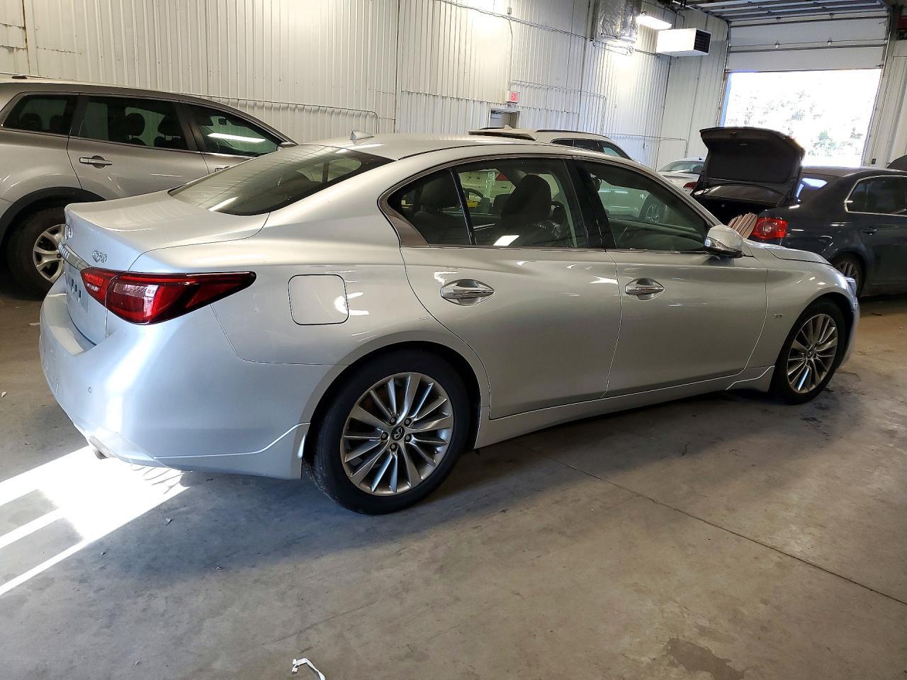 2018 Infiniti Q50 3.0T Luxe - Фото 3