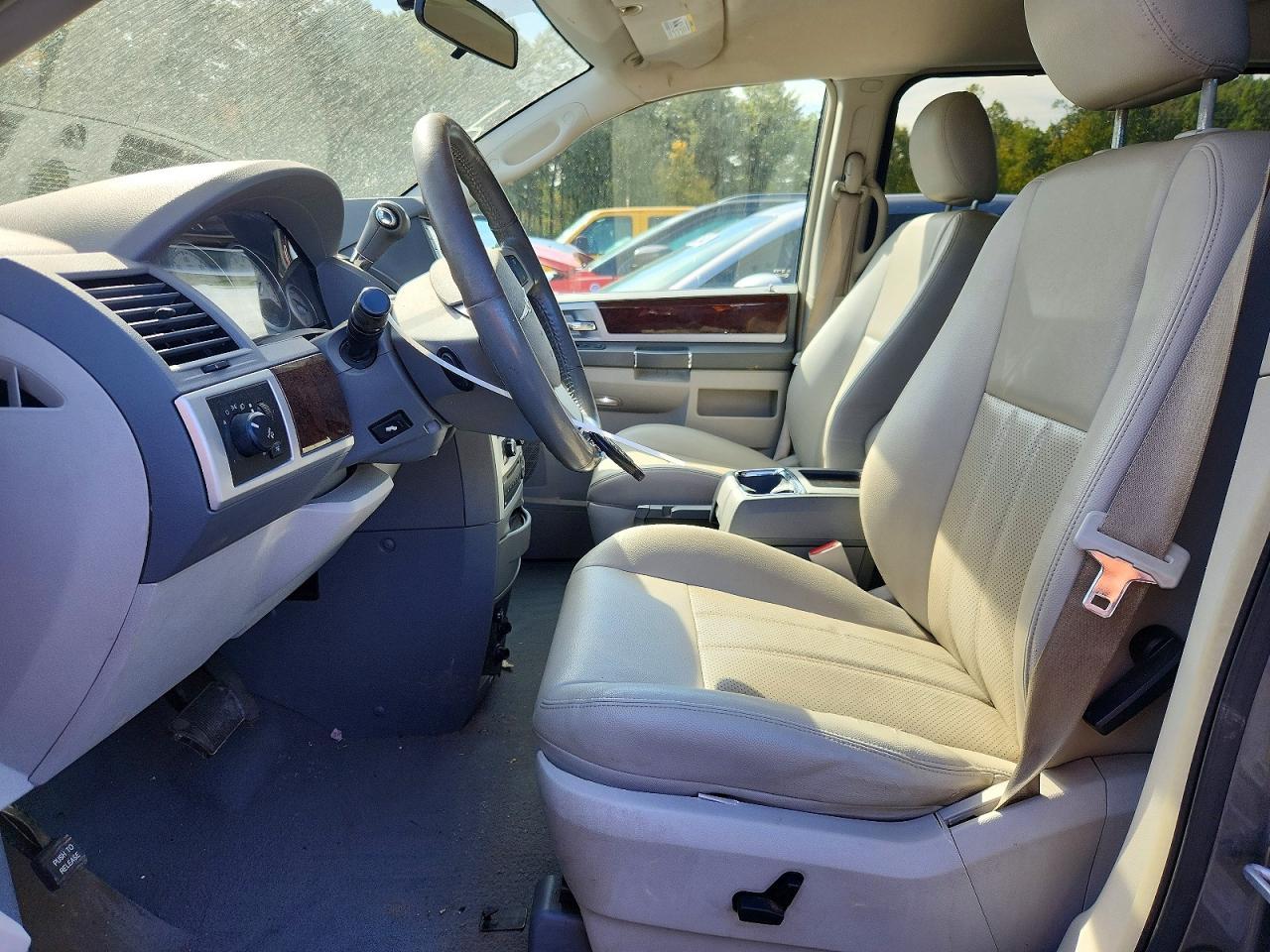 2009 Chrysler Town & Country Touring - Image 7