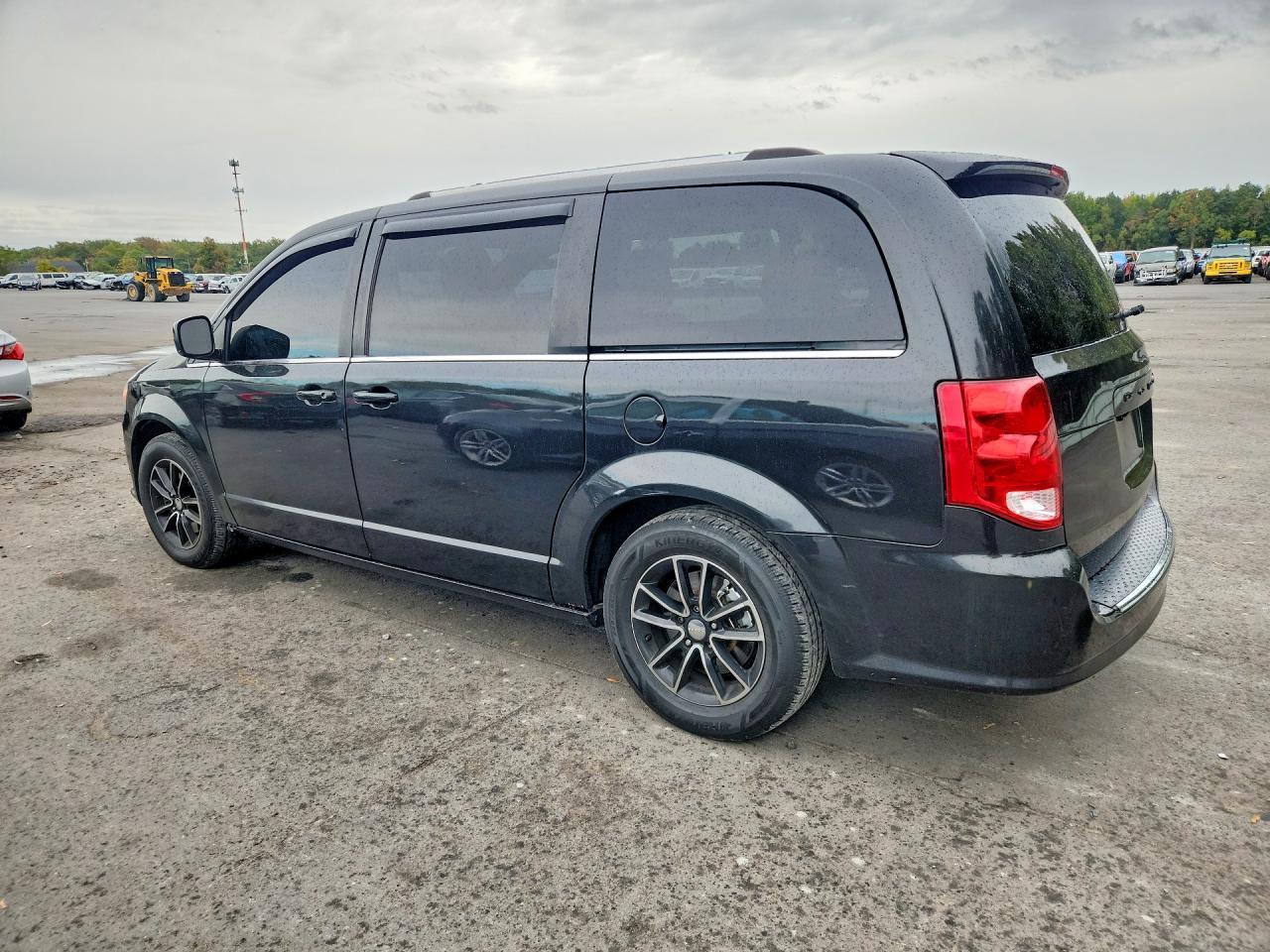 2018 Dodge Grand Caravan Sxt - Image 2