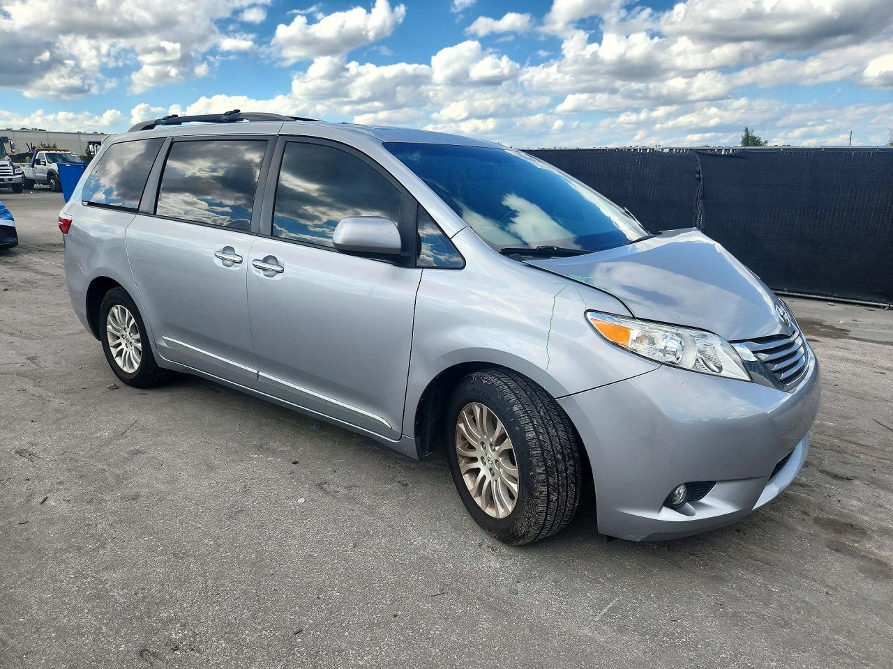 2017 Toyota Sienna Xle 8-Passenger - Image 4