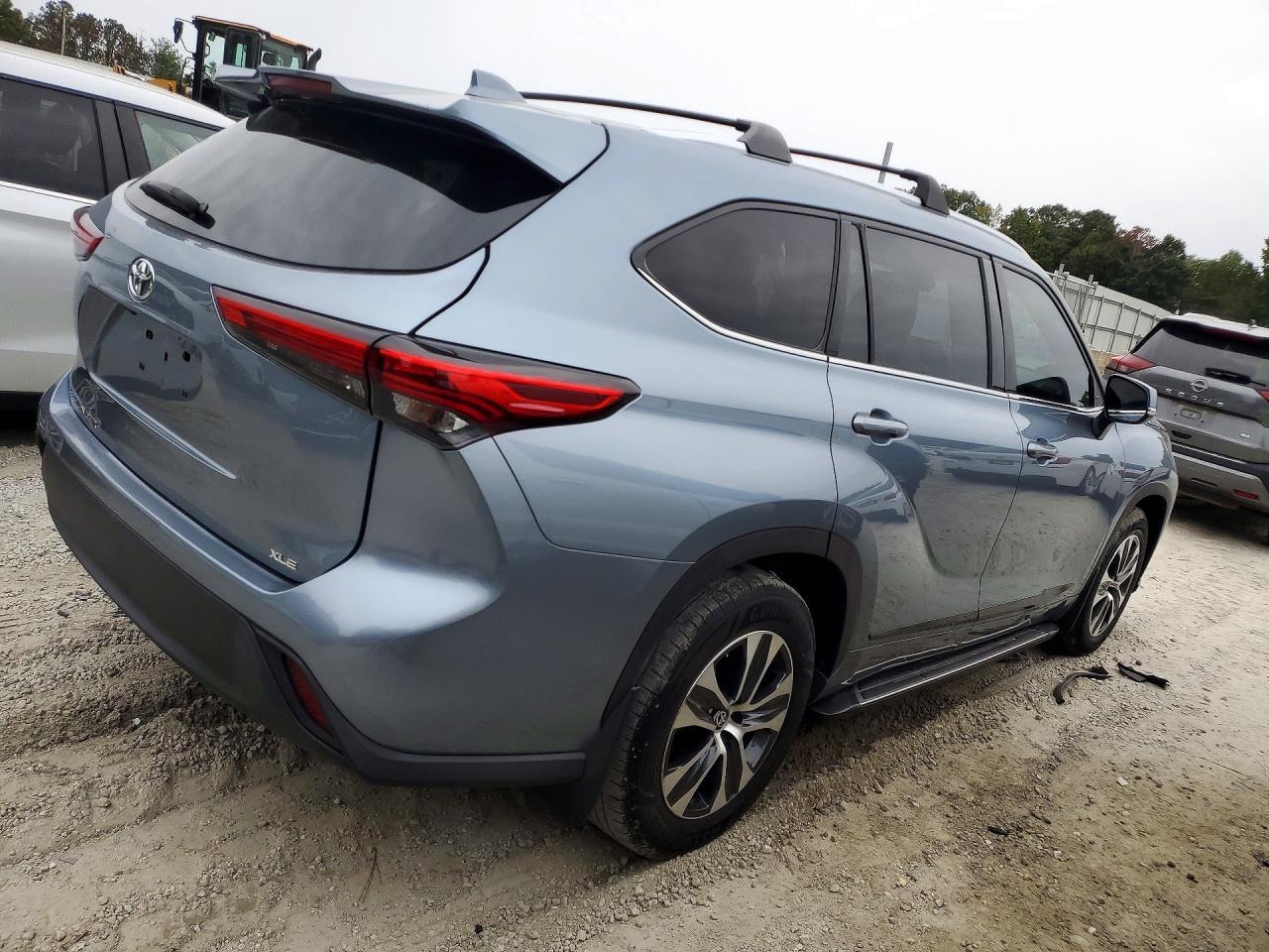2021 Toyota Highlander Xle - Image 3