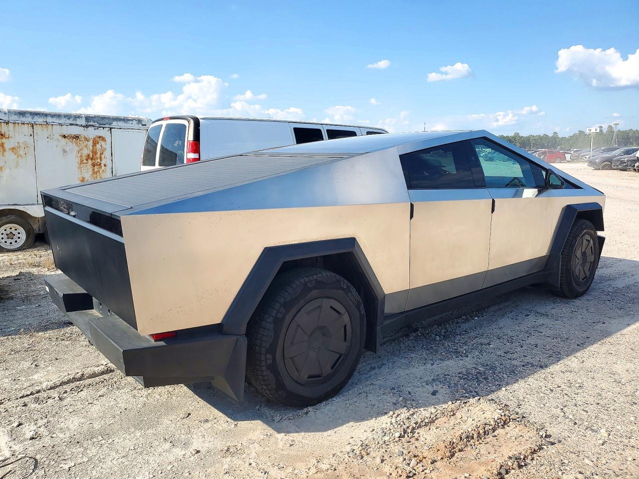 2025 Tesla Cybertruck - Фото 3