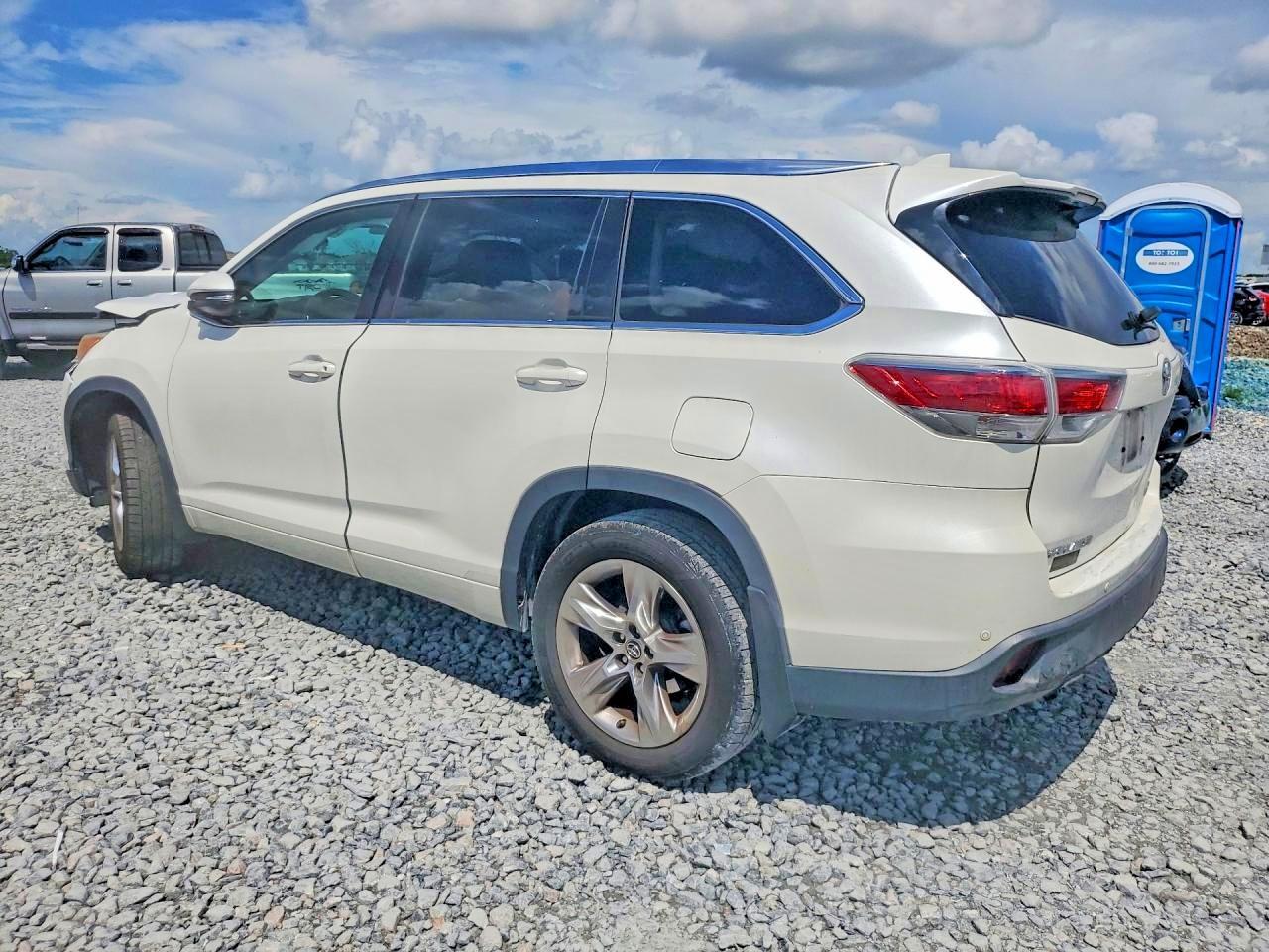 2016 Toyota Highlander Limited Platinum - Image 2