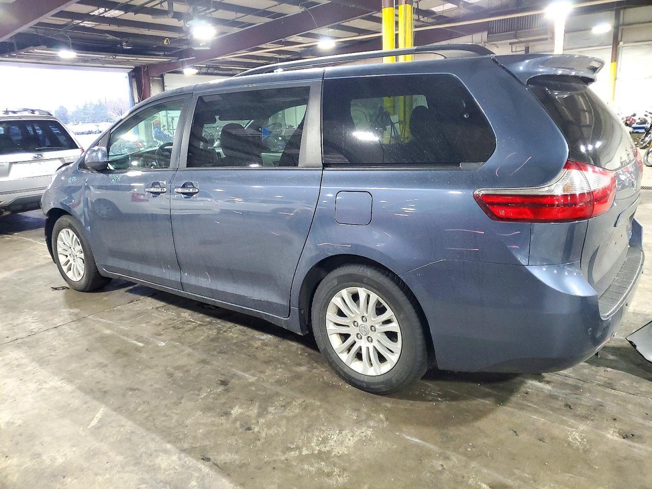 2017 Toyota Sienna Xle 8-Passenger - Image 2