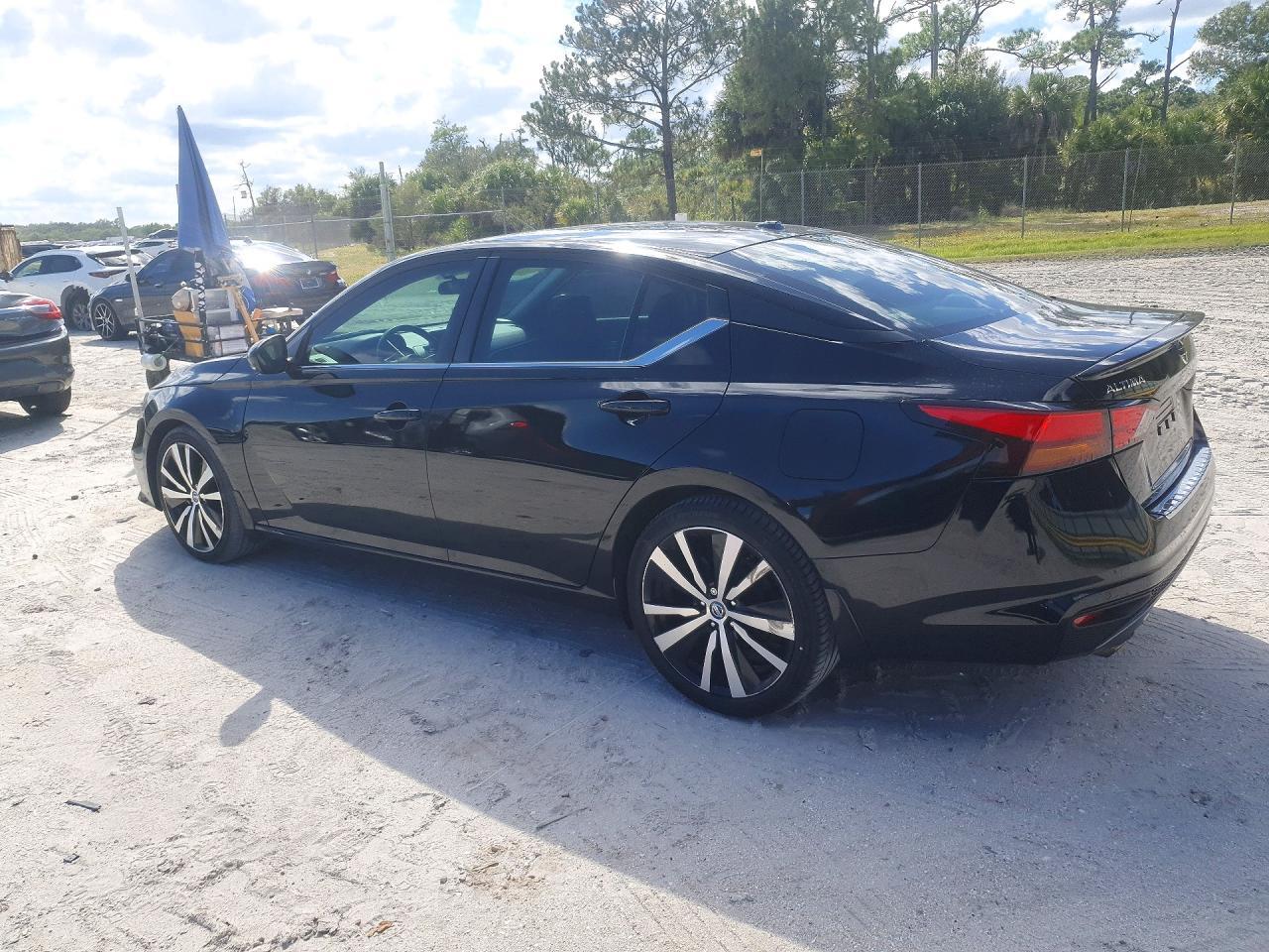 2022 Nissan Altima Sr - Image 2