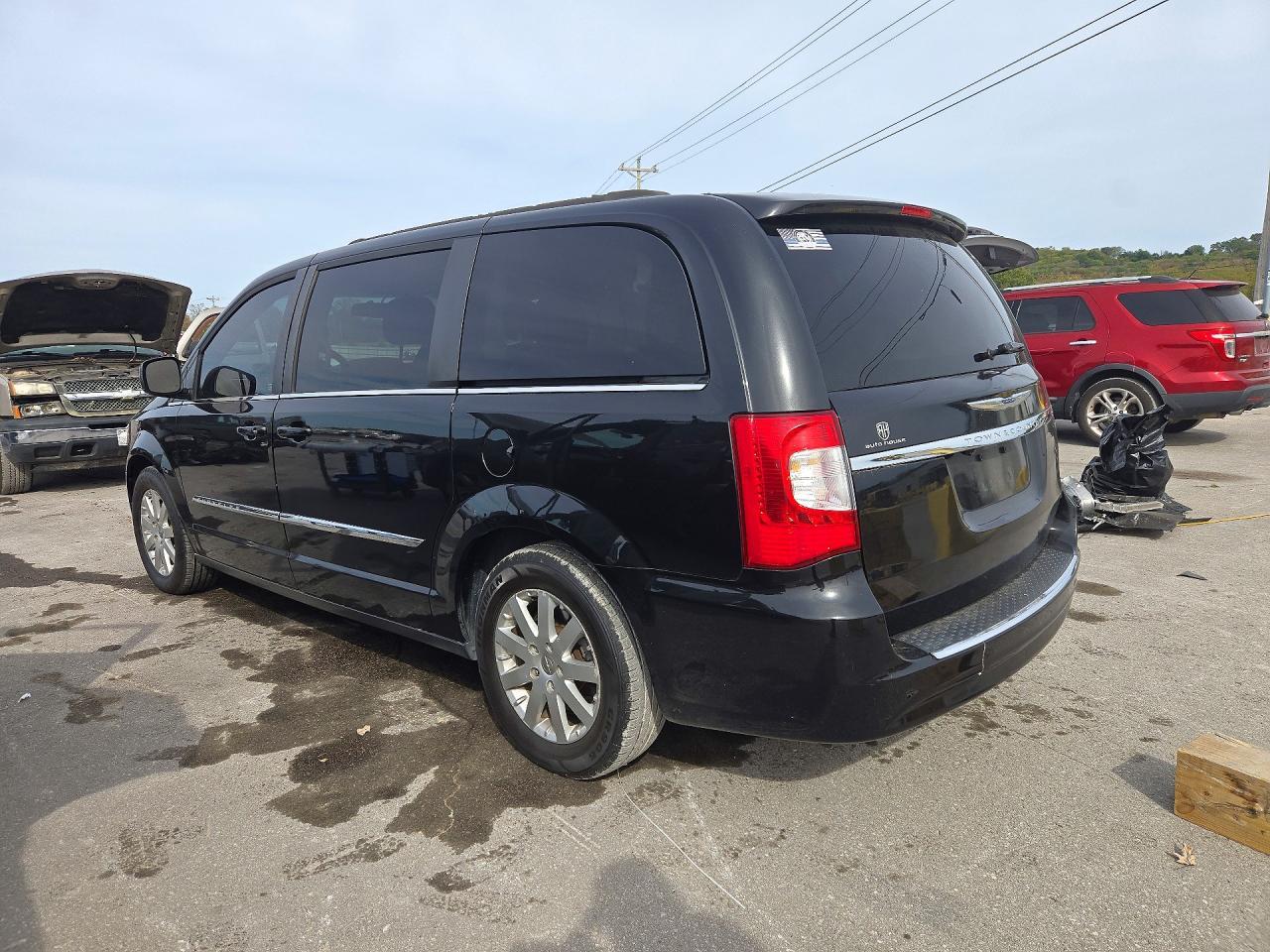 2015 Chrysler Town & Country Touring - Фото 2