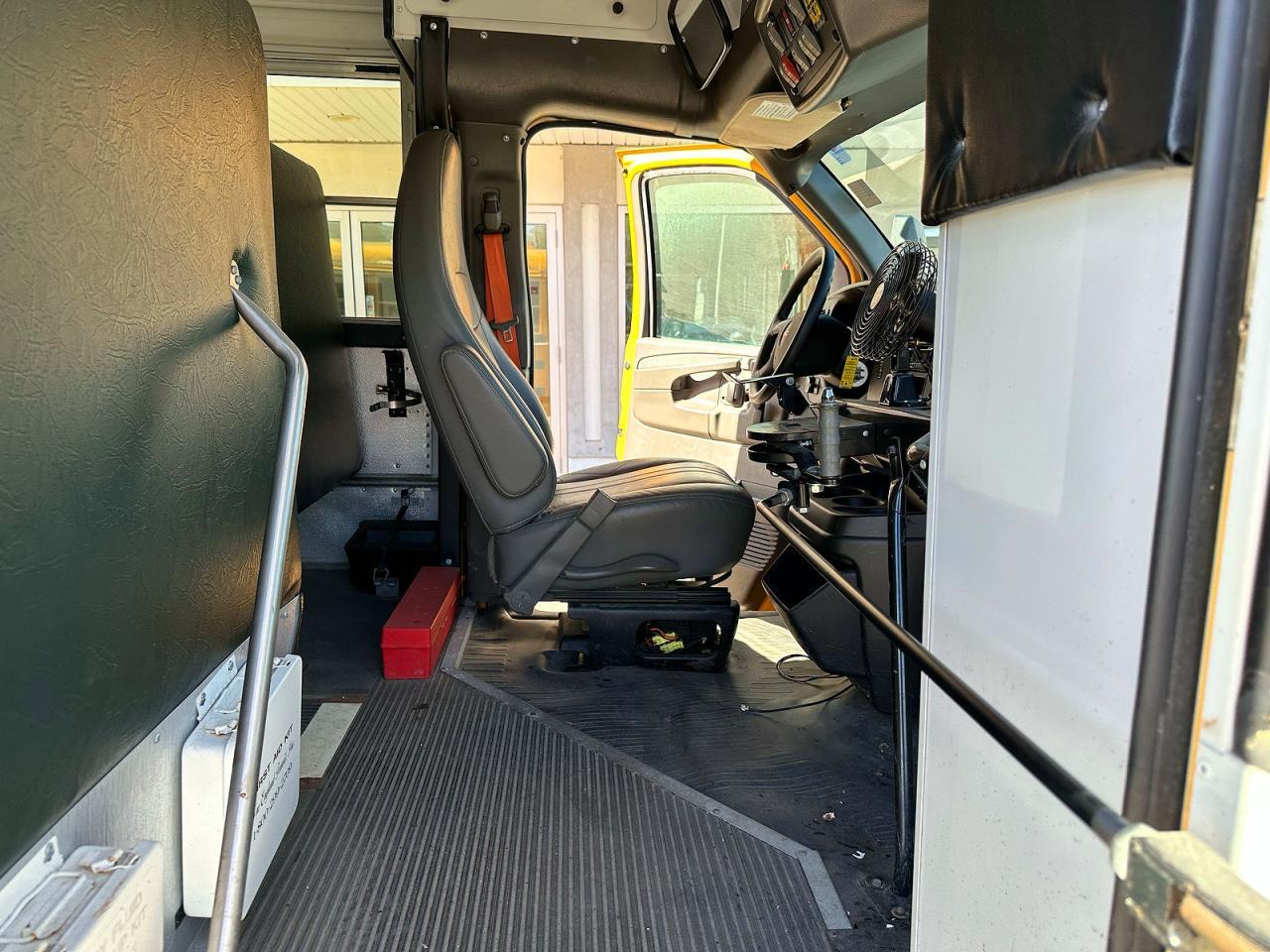 2015 GMC Savana Cutaway G3500 - Image 5