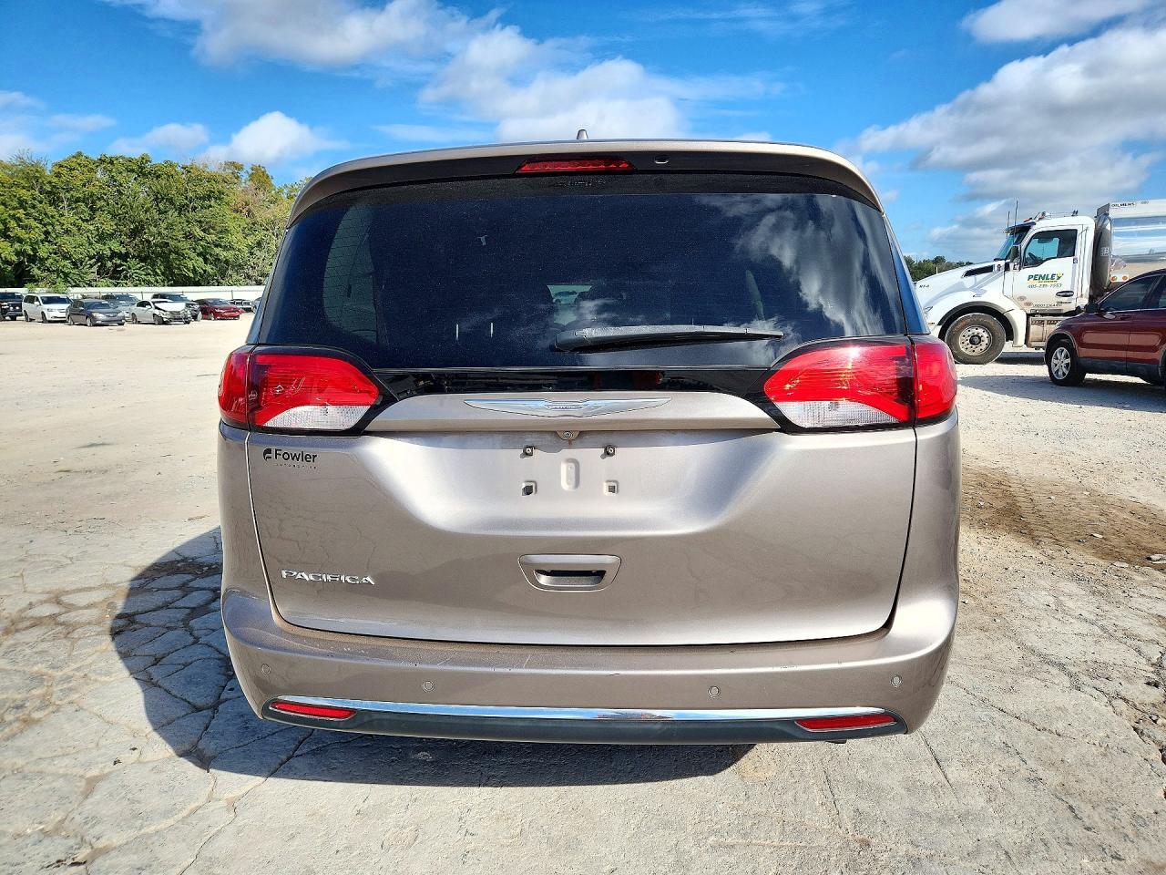 2017 Chrysler Pacifica Touring L - Фото 6