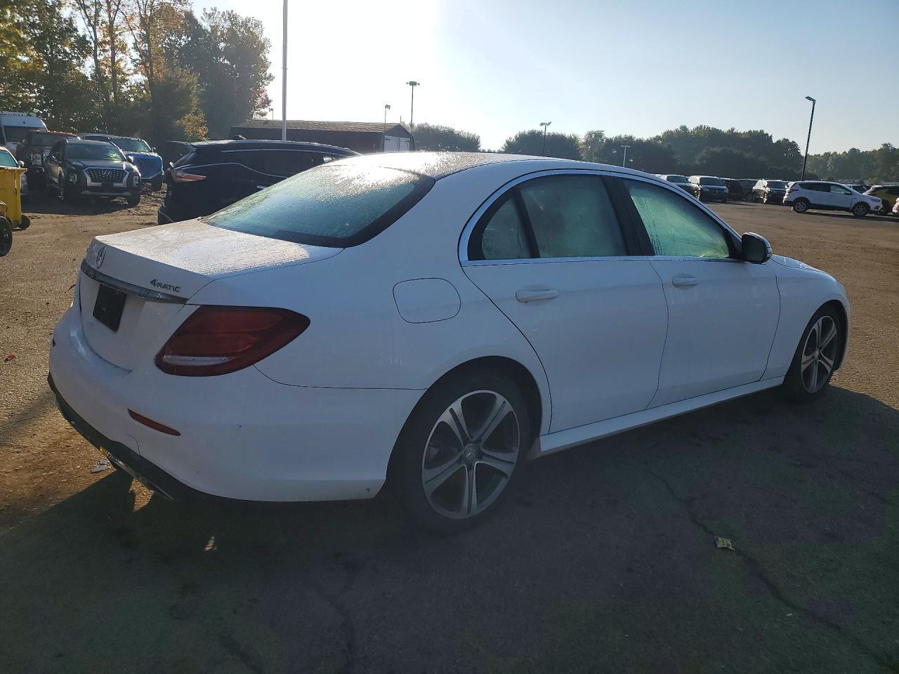 2017 Mercedes-Benz E 300 - Фото 3