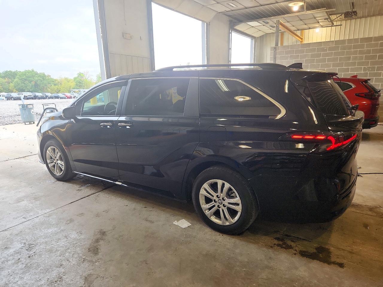 2024 Toyota Sienna Limited 7-Passenger - Фото 2
