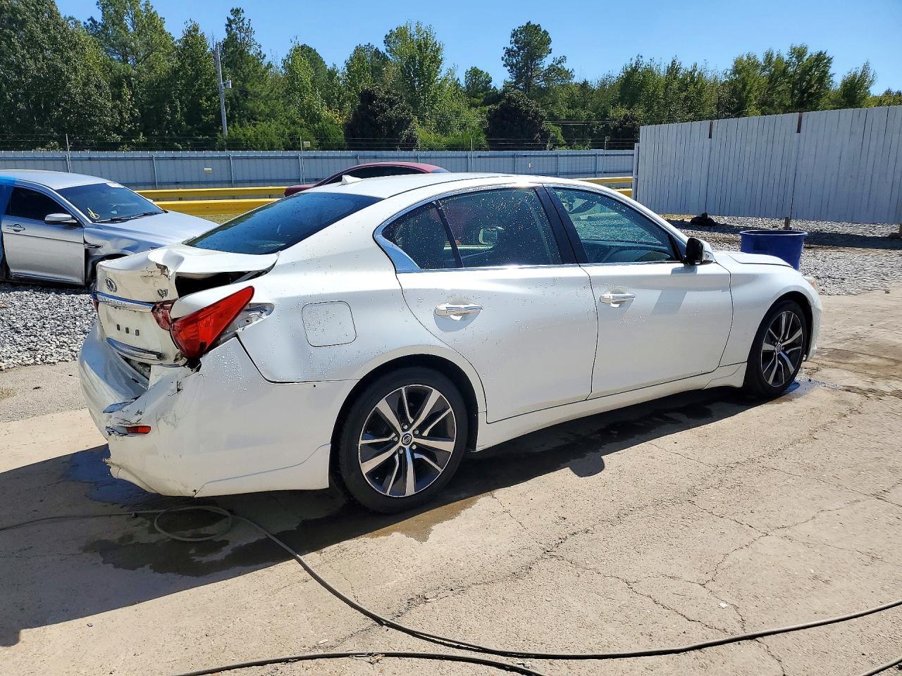 2015 Infiniti Q50 Premium - Image 3