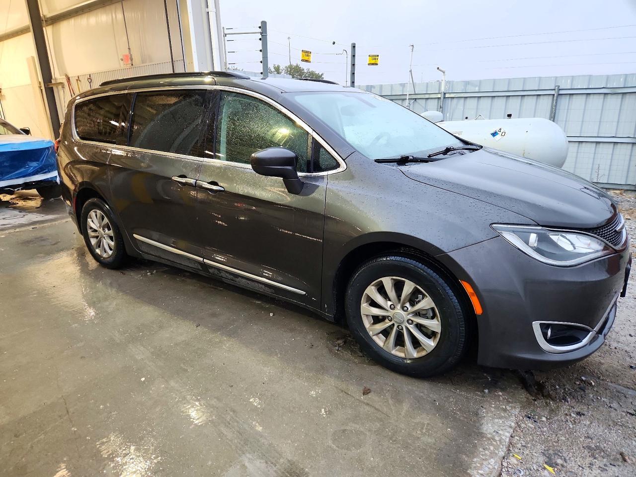 2017 Chrysler Pacifica Touring L - Фото 4