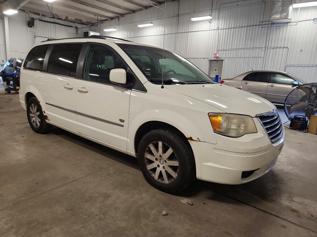 2009 Chrysler Town & Country Touring - Image 4