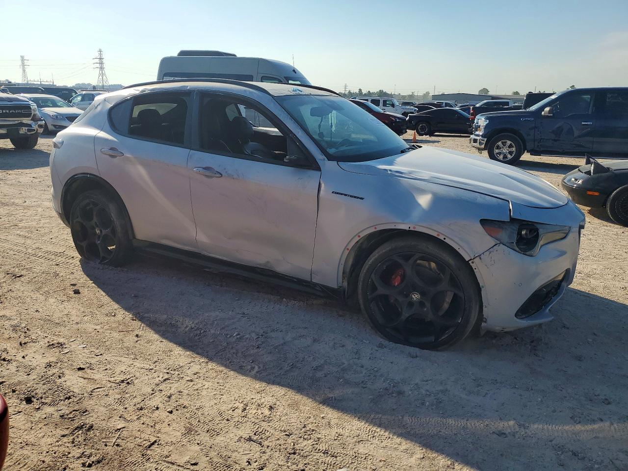 2024 Alfa Romeo Stelvio Ti - Image 4