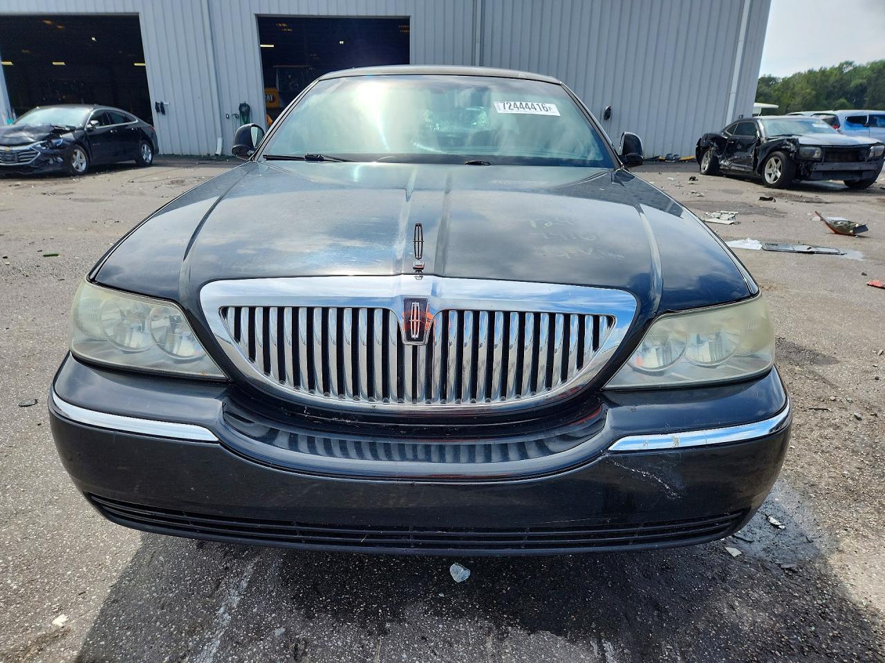 2004 Lincoln Town Car Executive - Фото 5