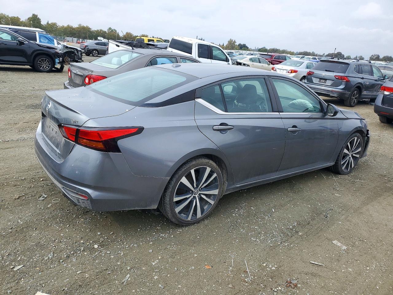 2022 Nissan Altima Sr - Image 3