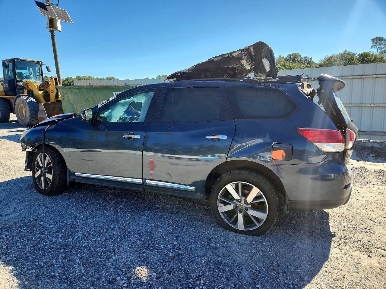 2013 Nissan Pathfinder S - Image 2