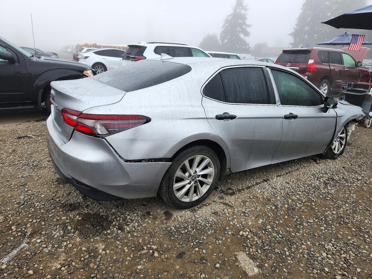 2021 Toyota Camry Le - Фото 3