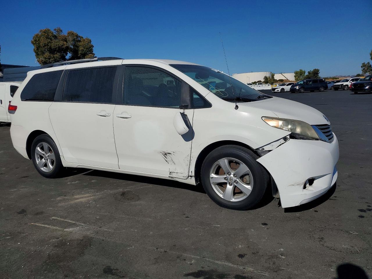 2011 Toyota Sienna Le - Фото 4
