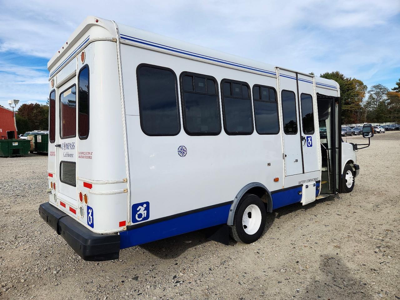 2016 Chevrolet Express G4500 - Image 4