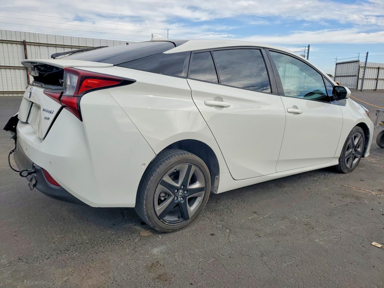 2020 Toyota Prius Xle - Image 3