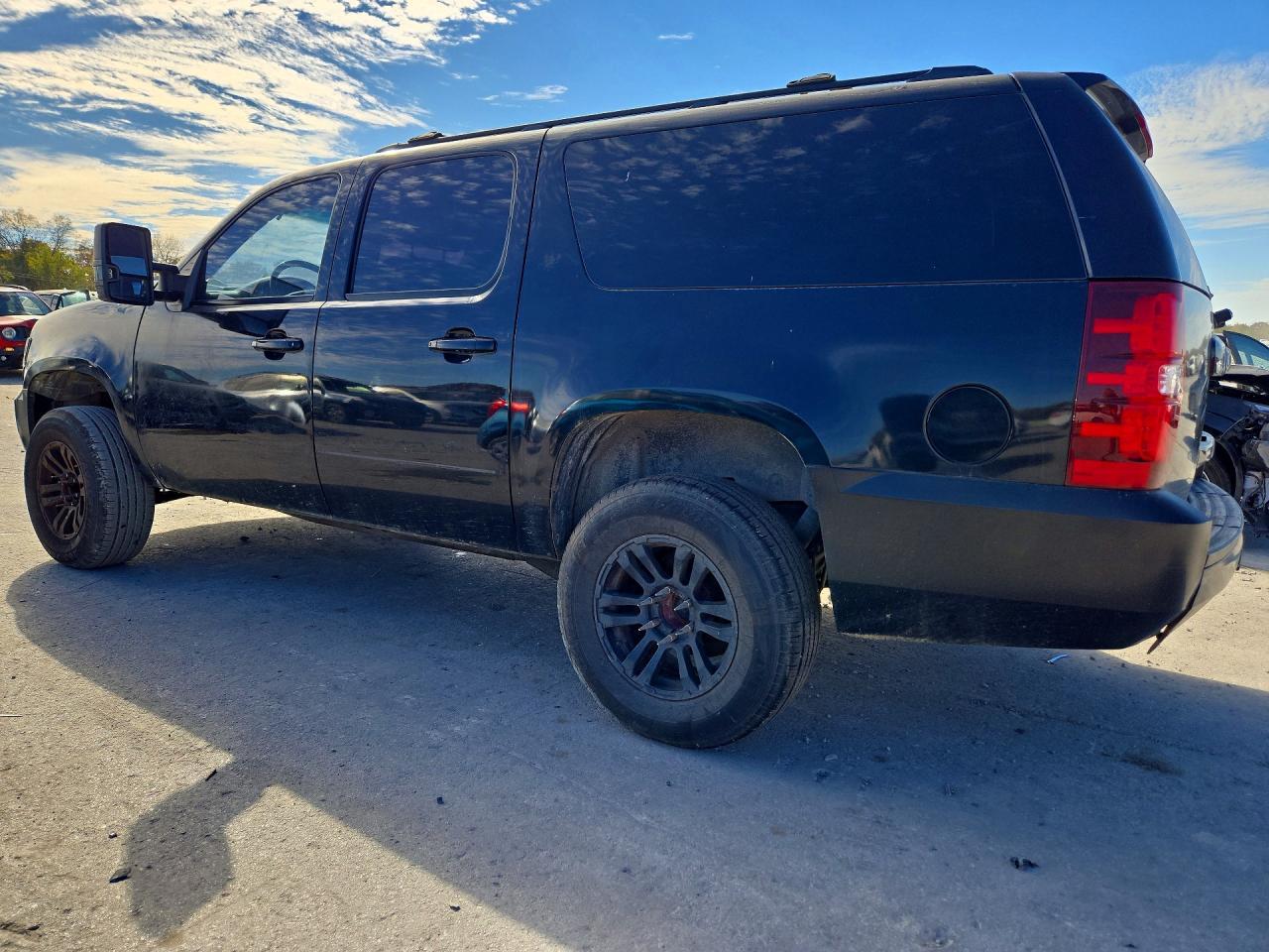 2007 Chevrolet Suburban C1500 - Image 2
