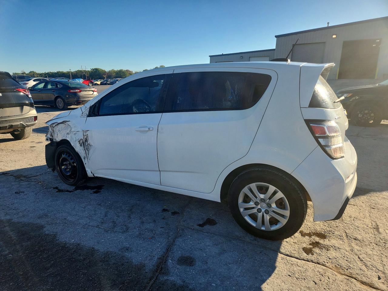 2017 Chevrolet Sonic - Фото 2
