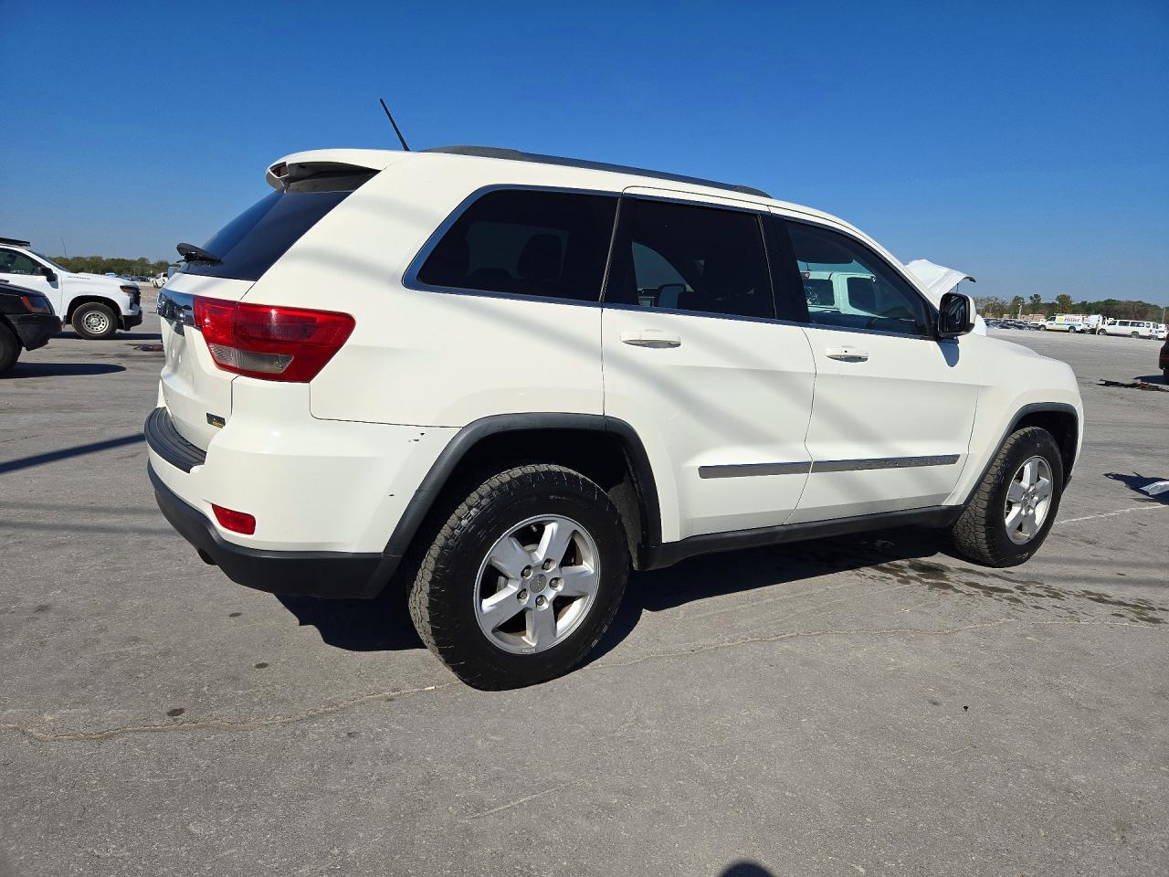 2011 Jeep Grand Cherokee Laredo - Image 3