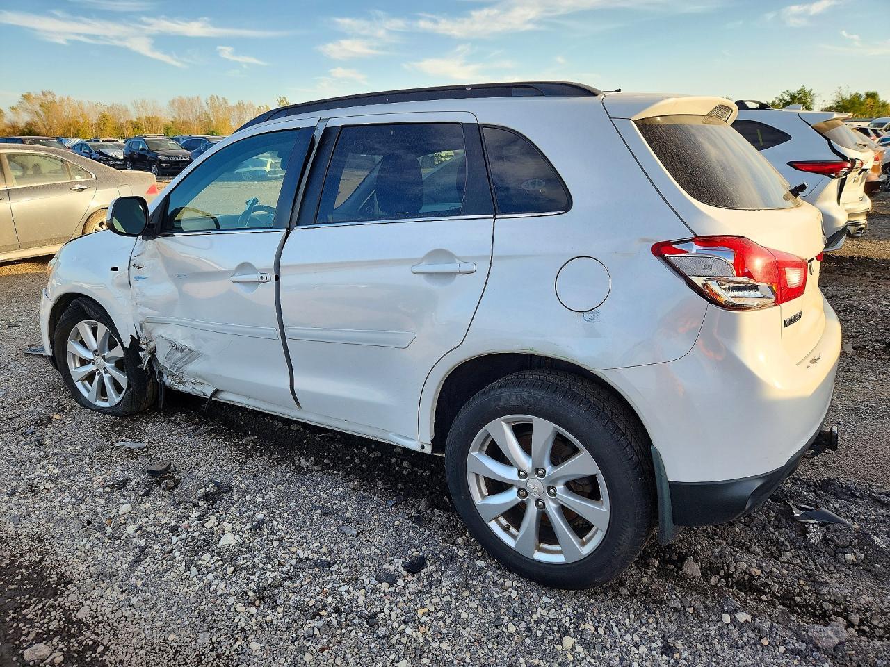 2015 Mitsubishi Outlander Max 650 - Image 2