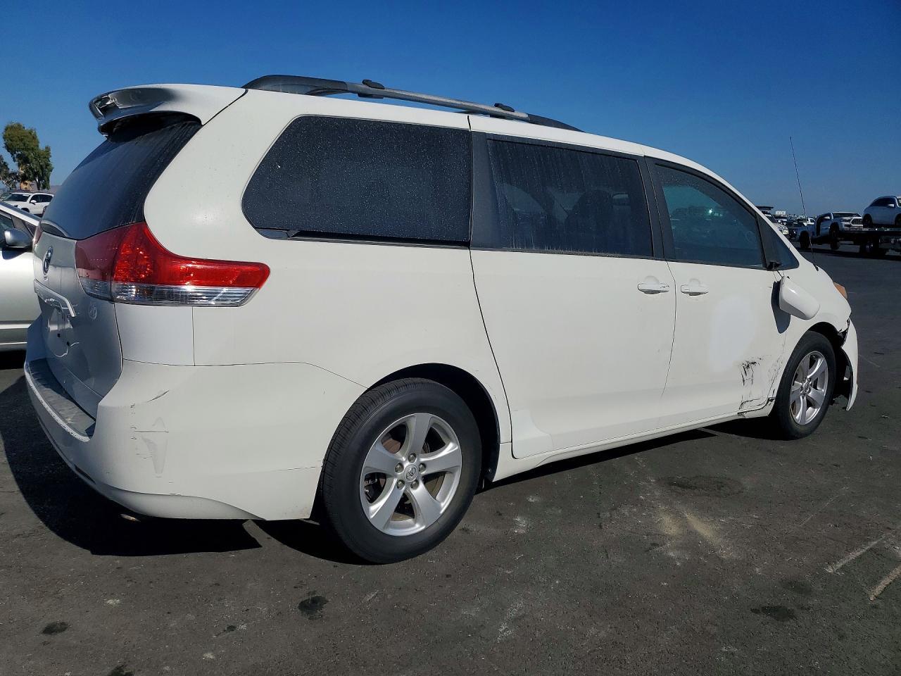 2011 Toyota Sienna Le - Фото 3