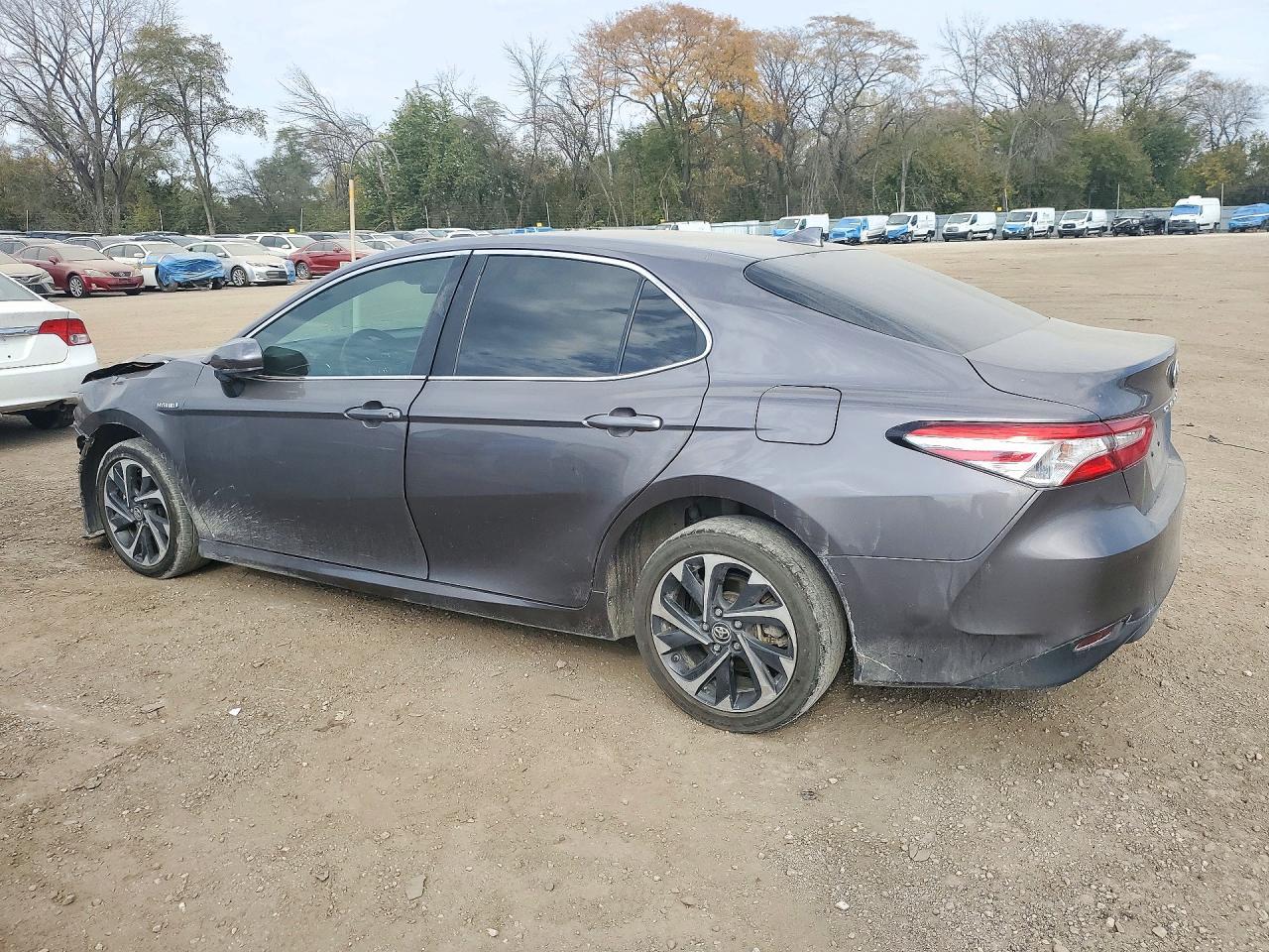 2020 Toyota Camry Le - Фото 2