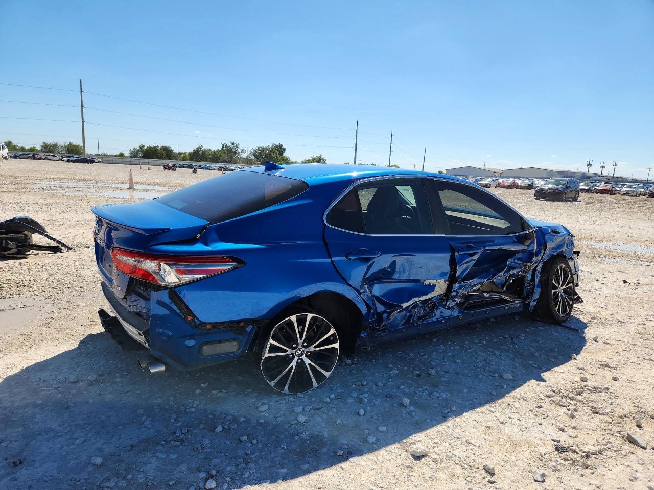 2019 Toyota Camry Se - Фото 3