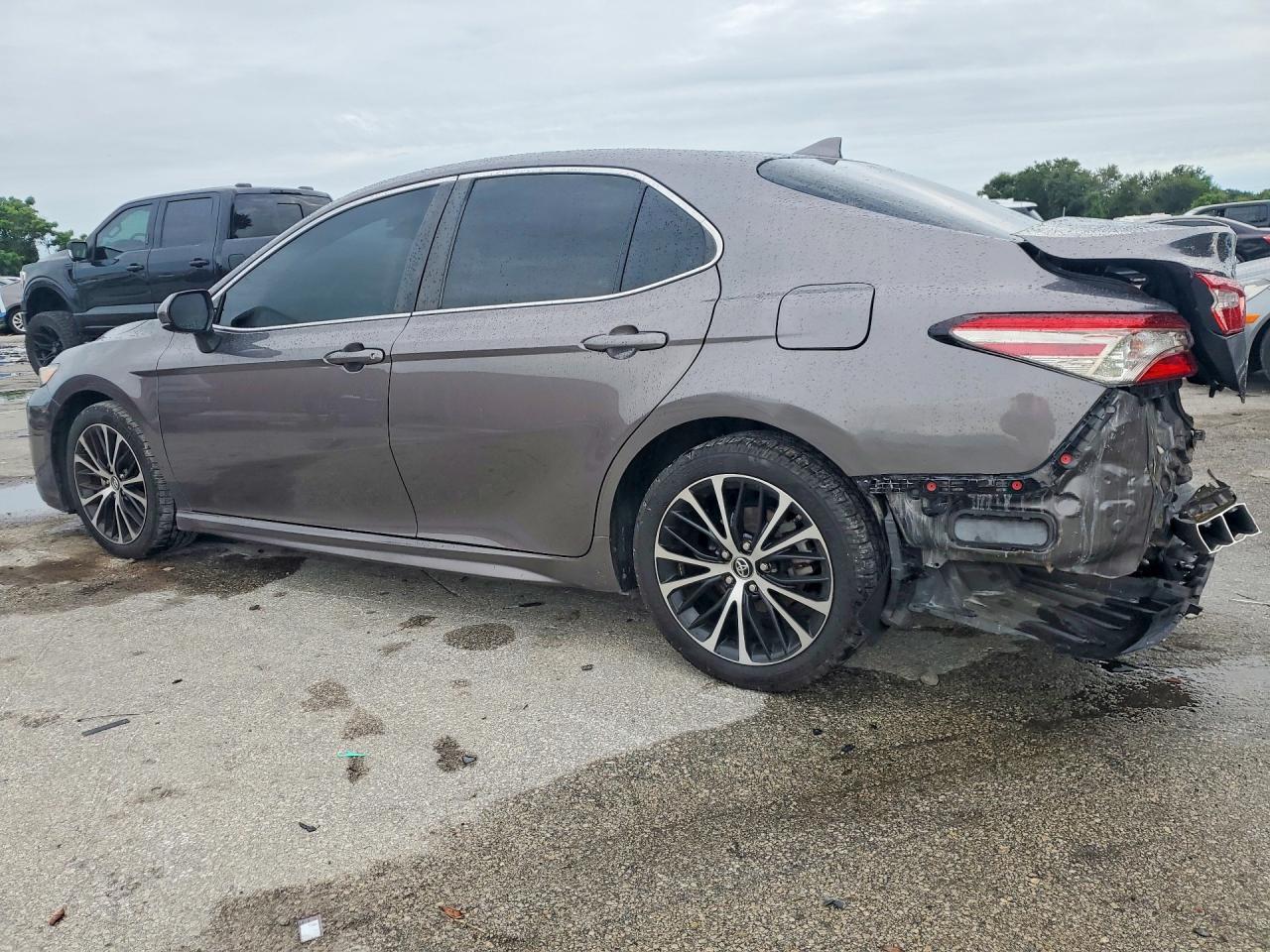 2019 Toyota Camry Se - Фото 2