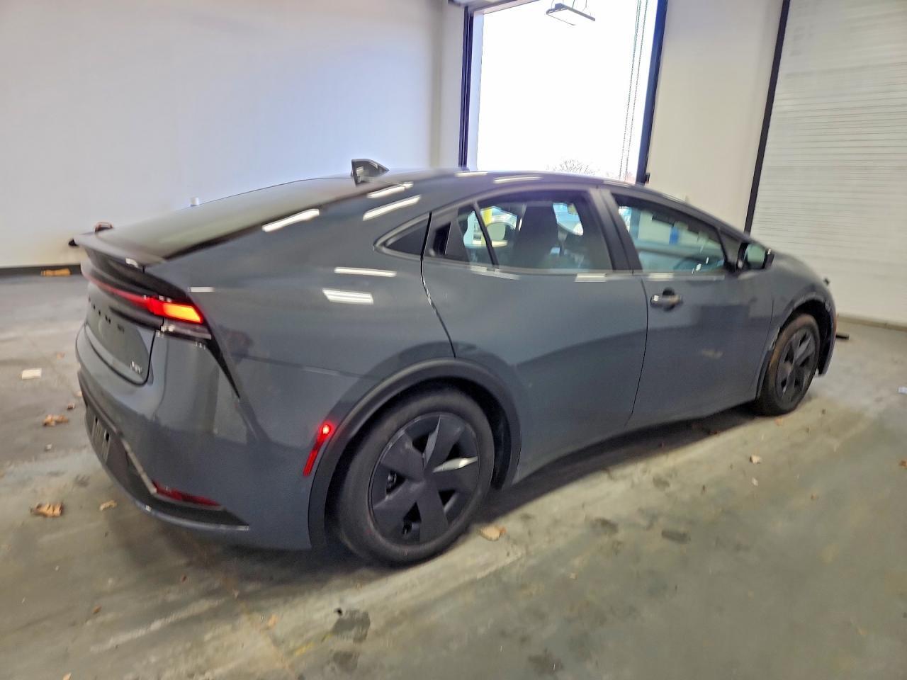 2025 Toyota Prius Le - Фото 3