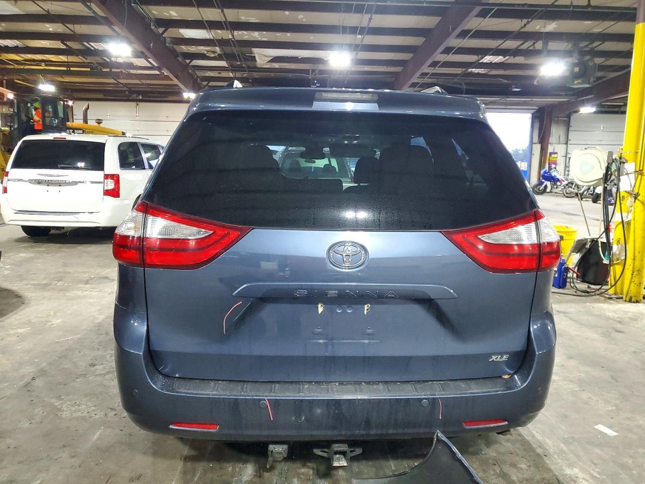 2017 Toyota Sienna Xle 8-Passenger - Image 6