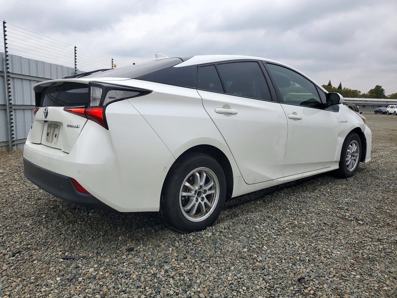 2020 Toyota Prius Le - Фото 3