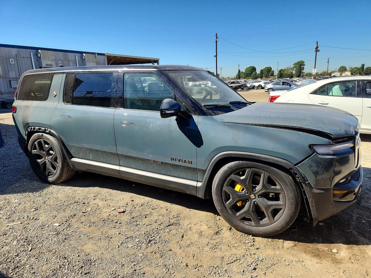 2025 Rivian R1S Premium - Image 4