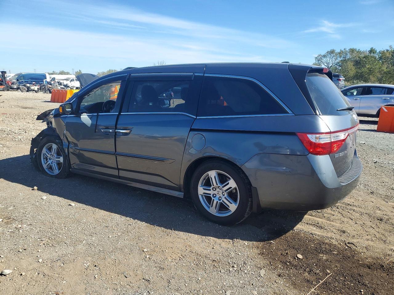 2013 Honda Odyssey Touring - Image 2