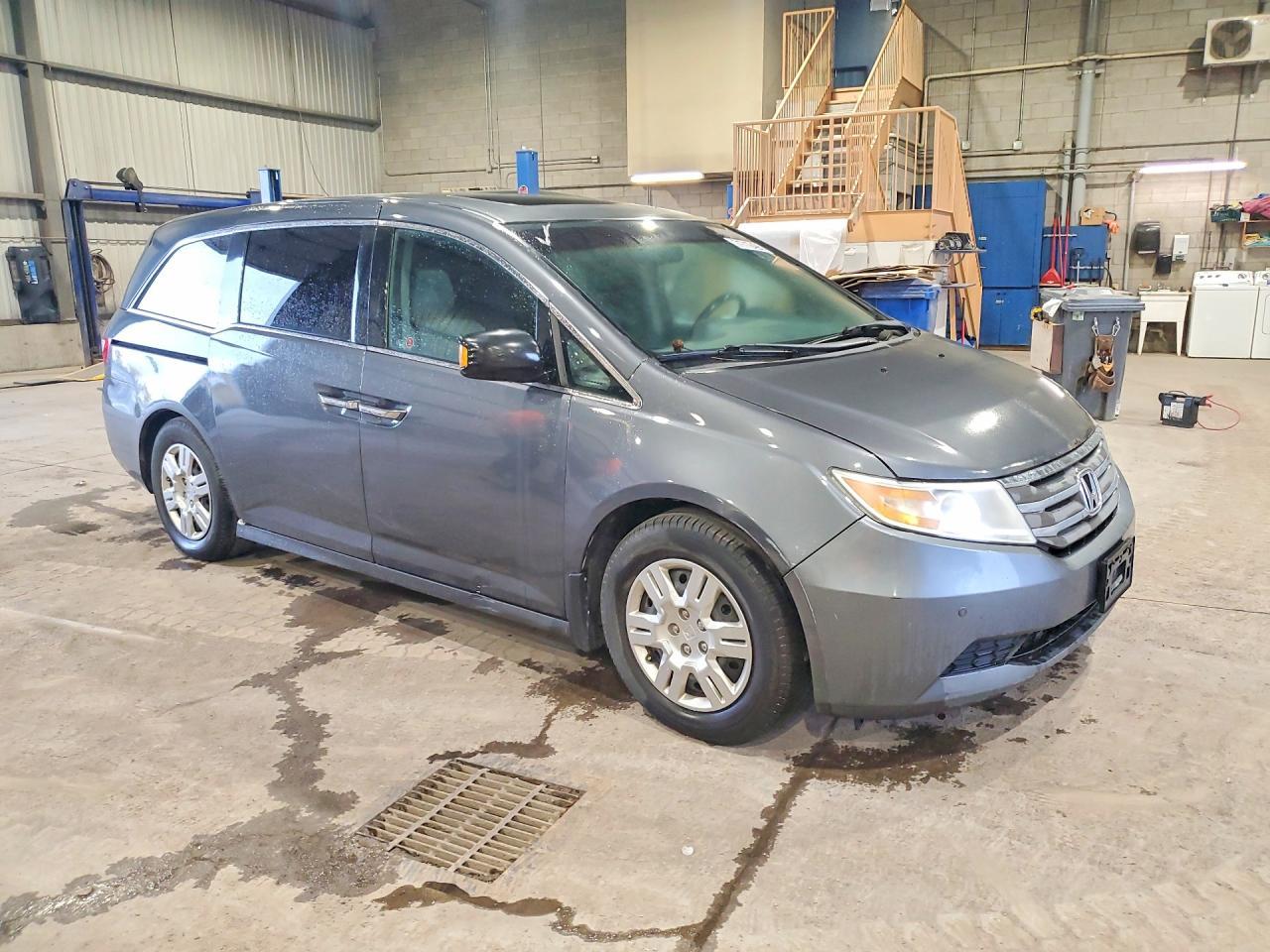 2011 Honda Odyssey Touring - Image 4