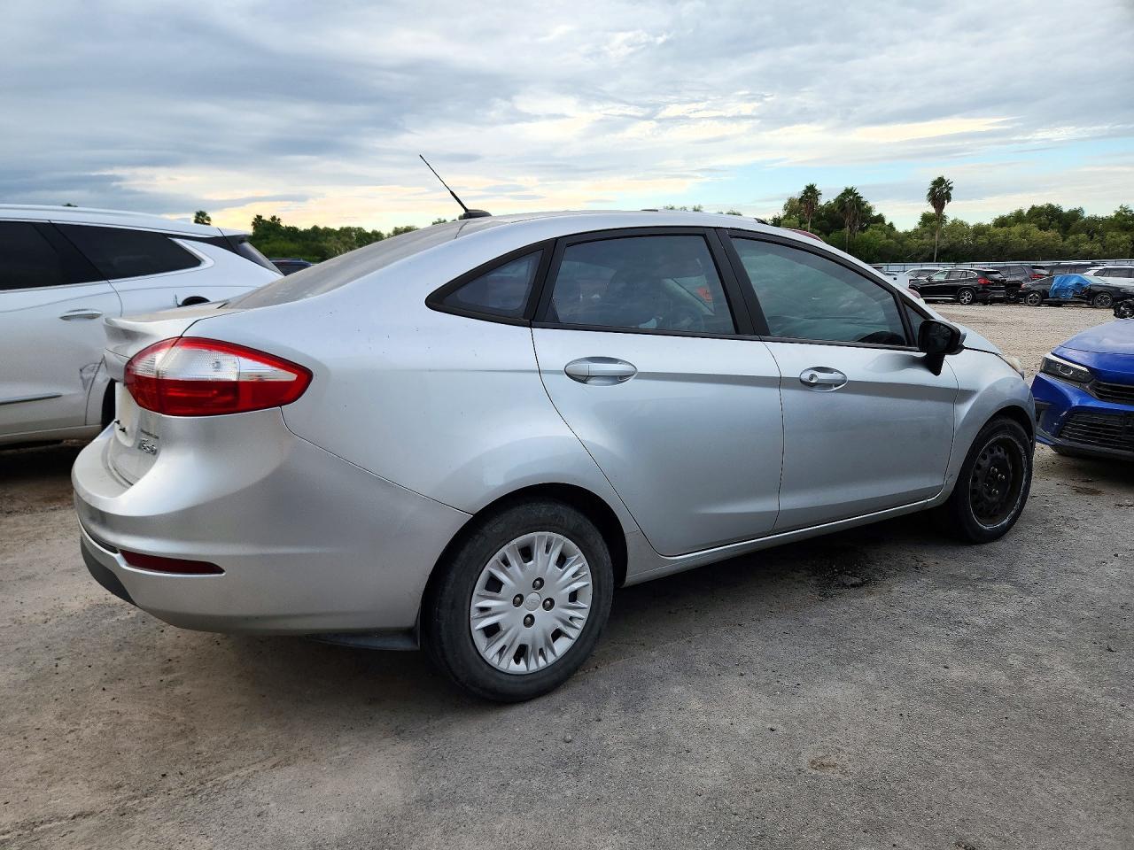2015 Ford Fiesta S - Фото 3