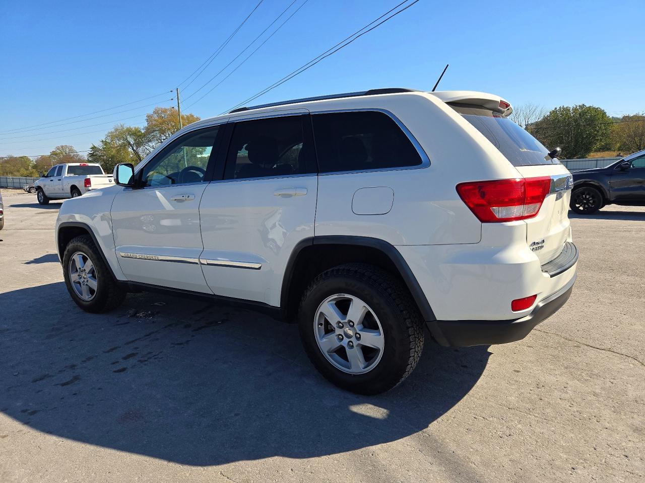 2011 Jeep Grand Cherokee Laredo - Image 2