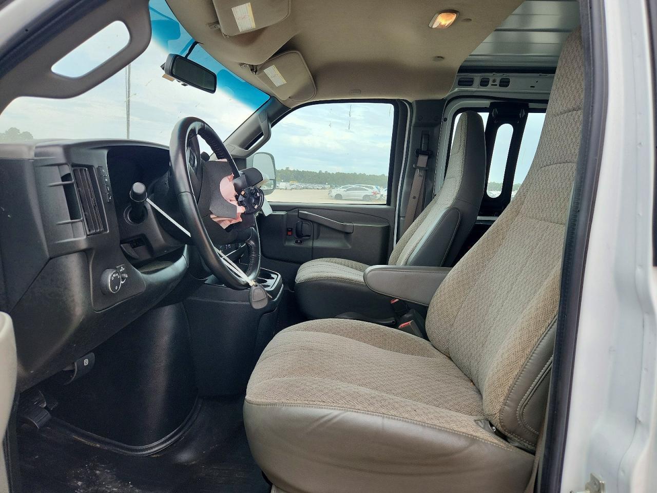 2023 Chevrolet Express G2500 - Фото 7