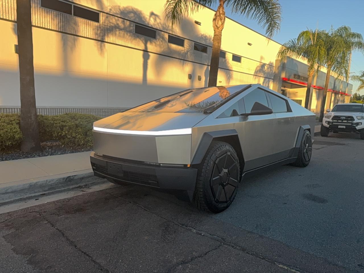 2024 Tesla Cybertruck - Фото 2