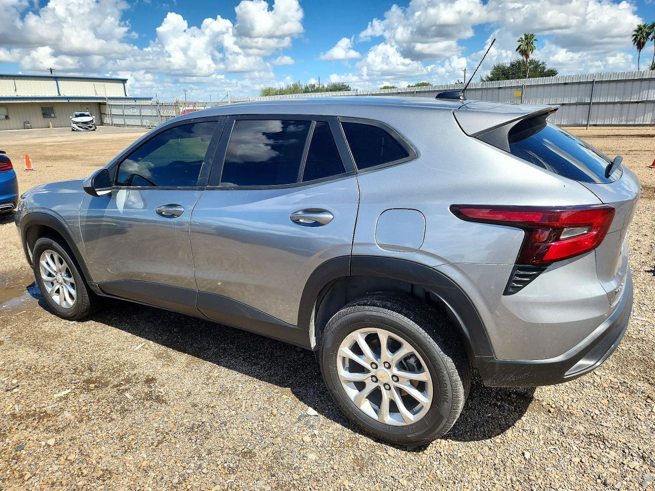 2024 Chevrolet Trax Ls - Фото 2