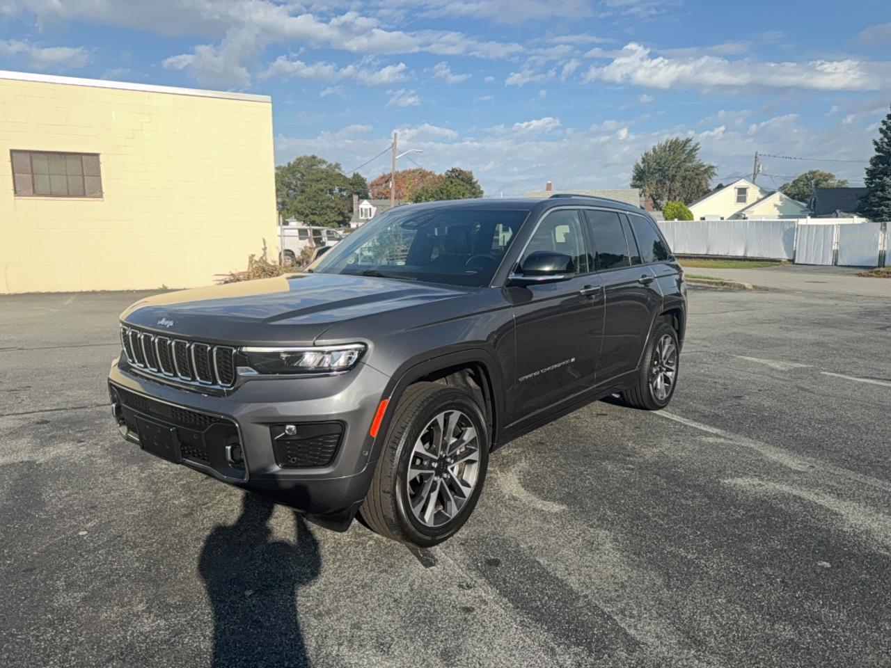 2022 Jeep Grand Cherokee Overland - Image 2