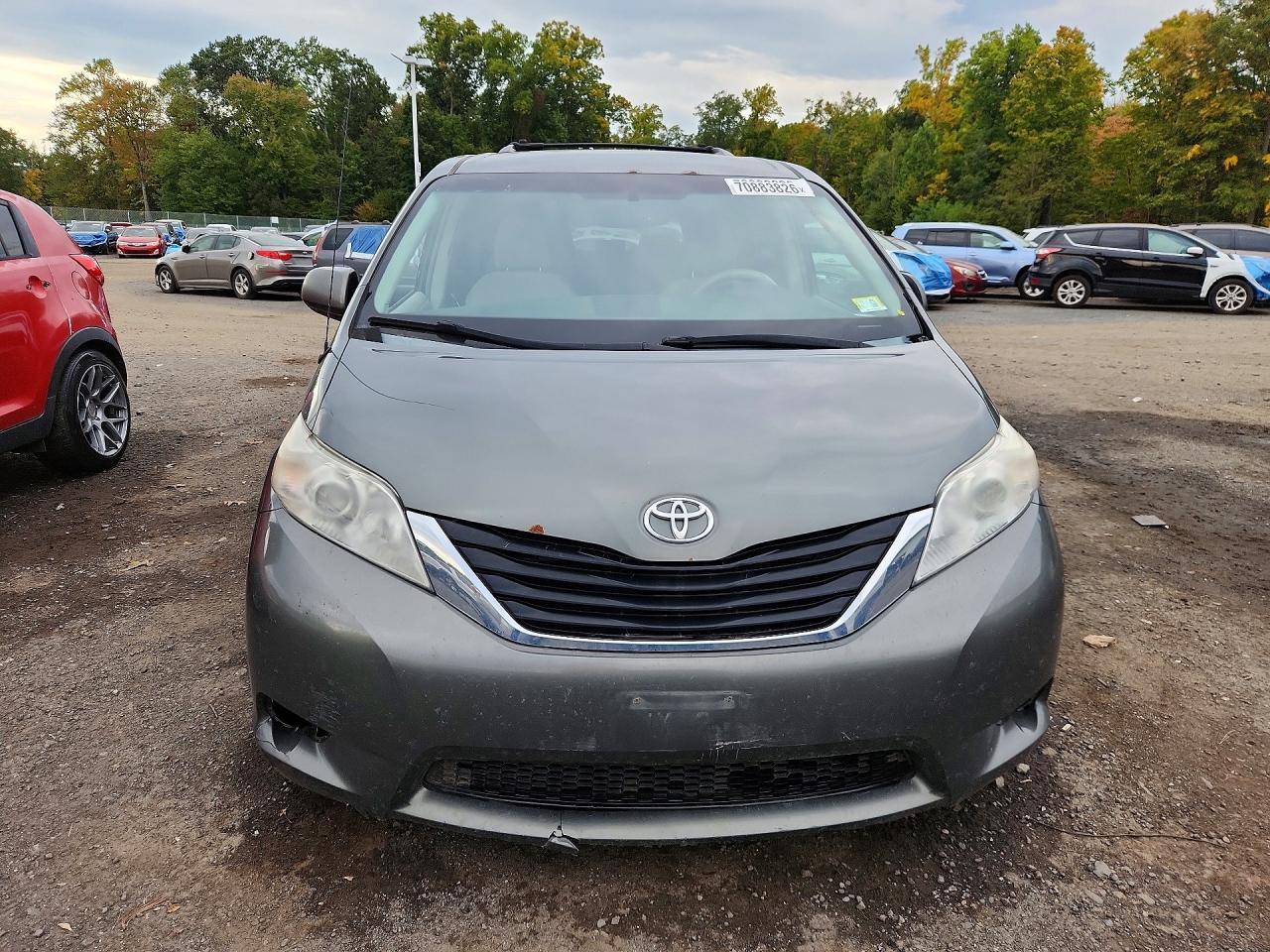 2013 Toyota Sienna Le 7-Passenger - Image 5