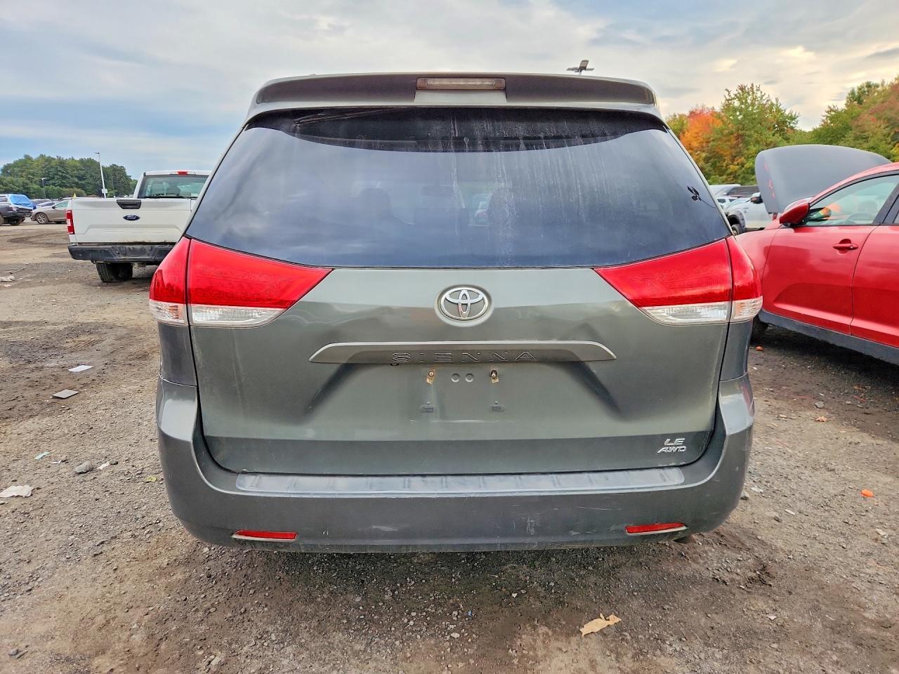 2013 Toyota Sienna Le 7-Passenger - Image 6