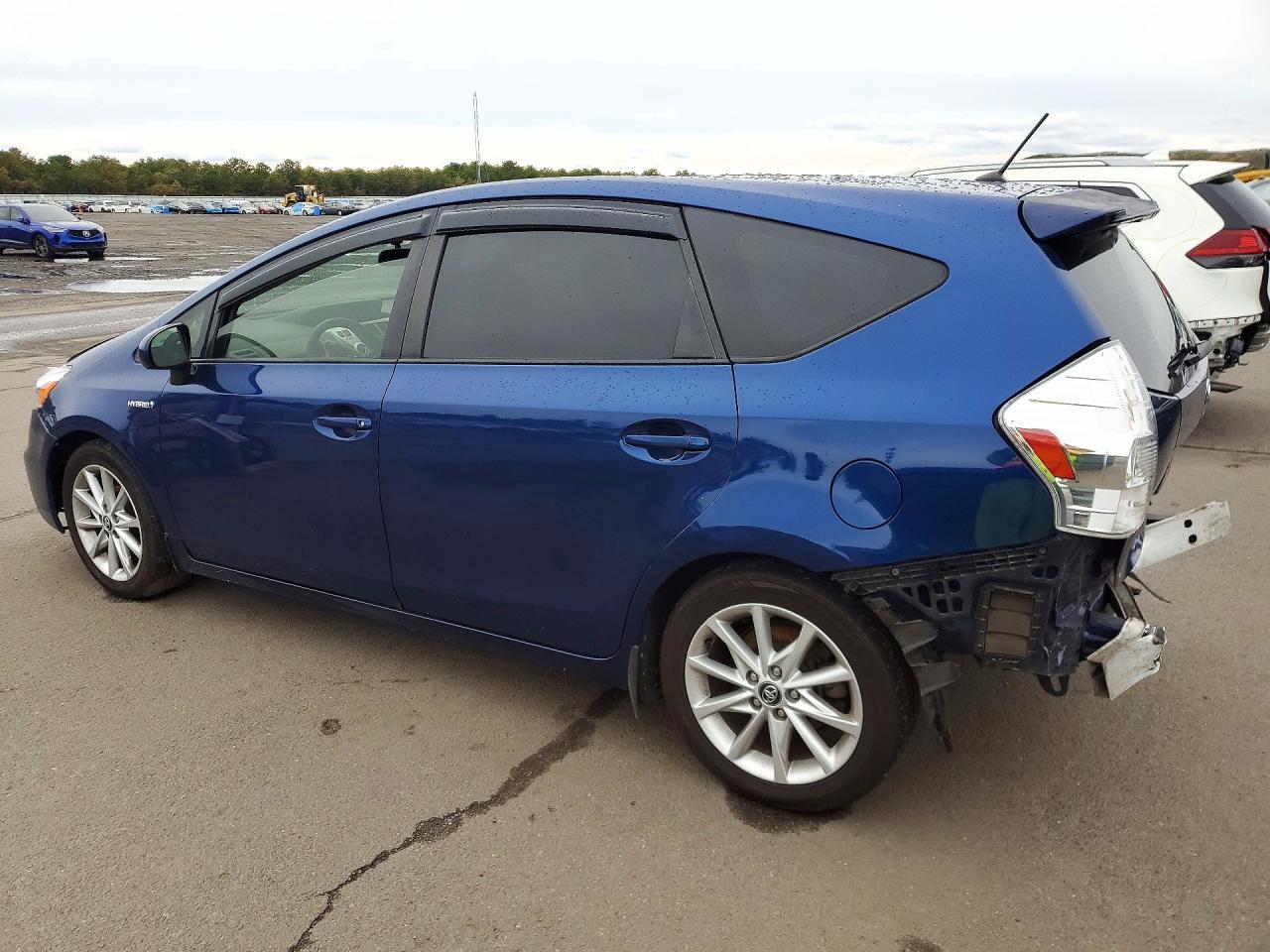2013 Toyota Prius V Two - Фото 2