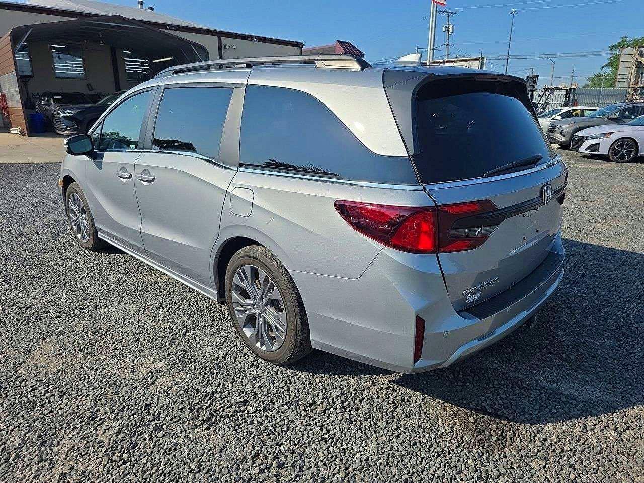 2026 Honda Odyssey Touring - Image 2